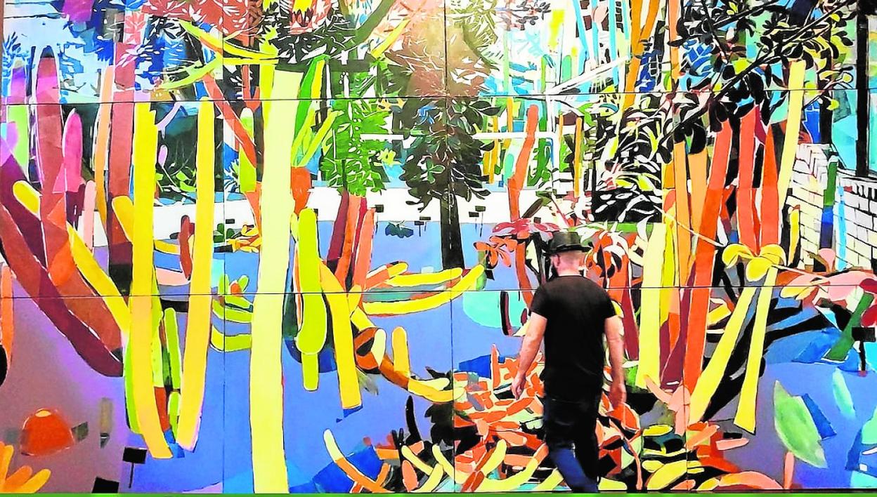 Manuel Pérez, en el cartel anunciador de la exposición 'Jardín botánico', en Murcia. 