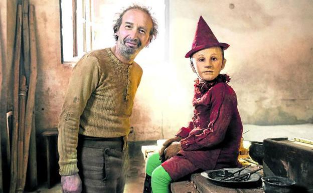 Roberto Benigni en la piel del carpintero Geppetto y el pequeño Federico Ielapi como Pinocho.