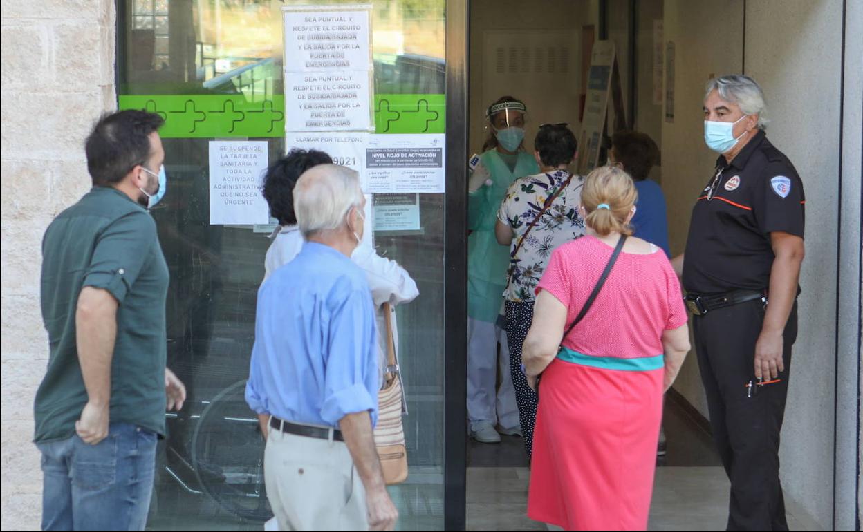 Colas para acceder al centro de salud de San Diego, donde se concentra la incidencia acumulada más elevada de las tres grandes ciudades de la Región en la última semana.