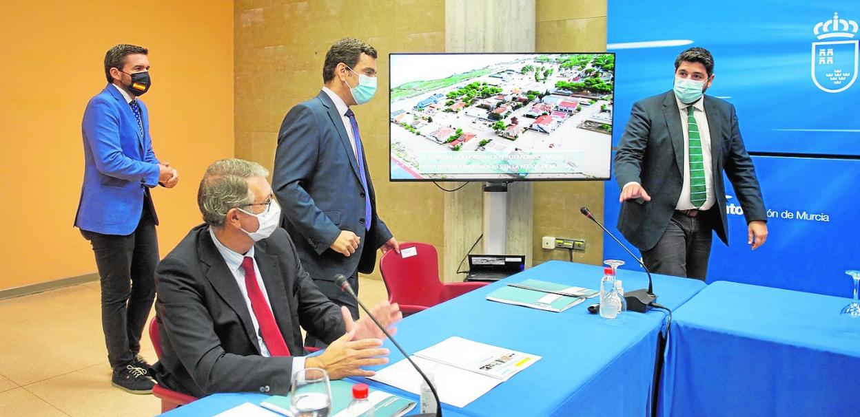  López Miras (d), a su llegada ayer a la reunión, con Urrea (sentado), Luengo y Díez de Revenga. 