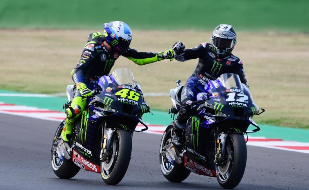 Valentino Rossi (i) y Maverick Viñales, en Misano. 