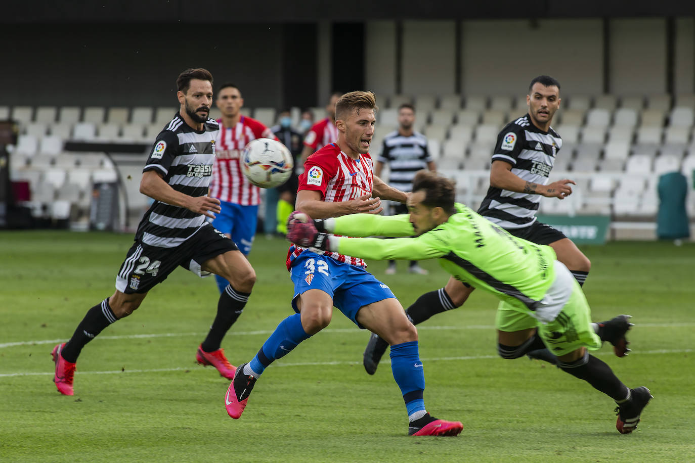 Fotos: Primer disgusto para un Efesé demasiado verde
