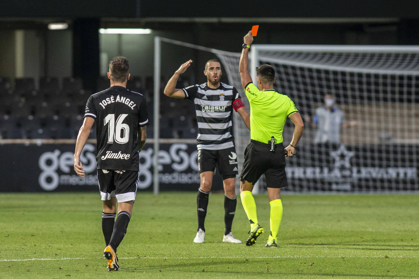 Fotos: Primer disgusto para un Efesé demasiado verde