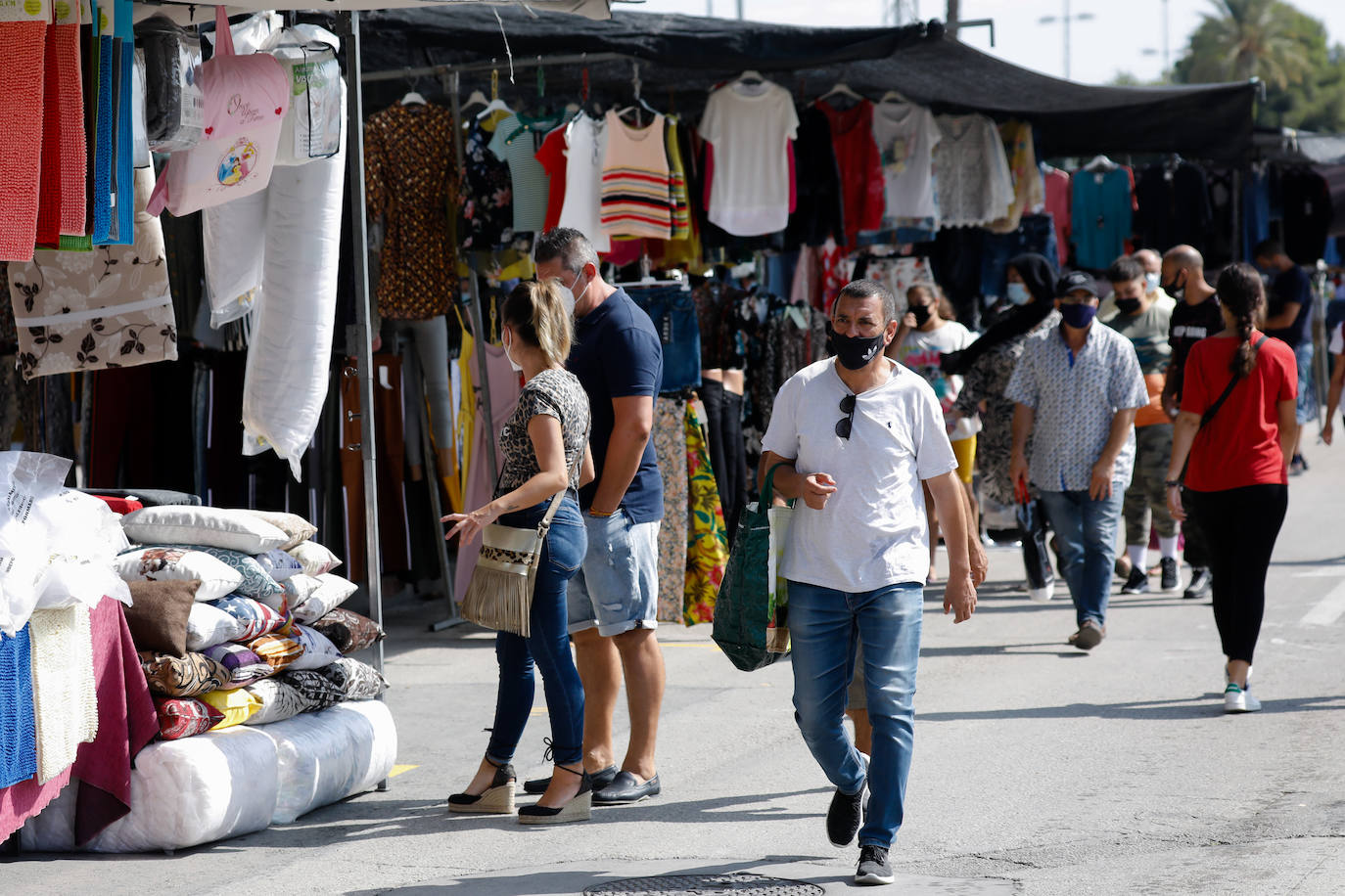 Fotos: Primer domingo del nuevo mercadillo de La Fica