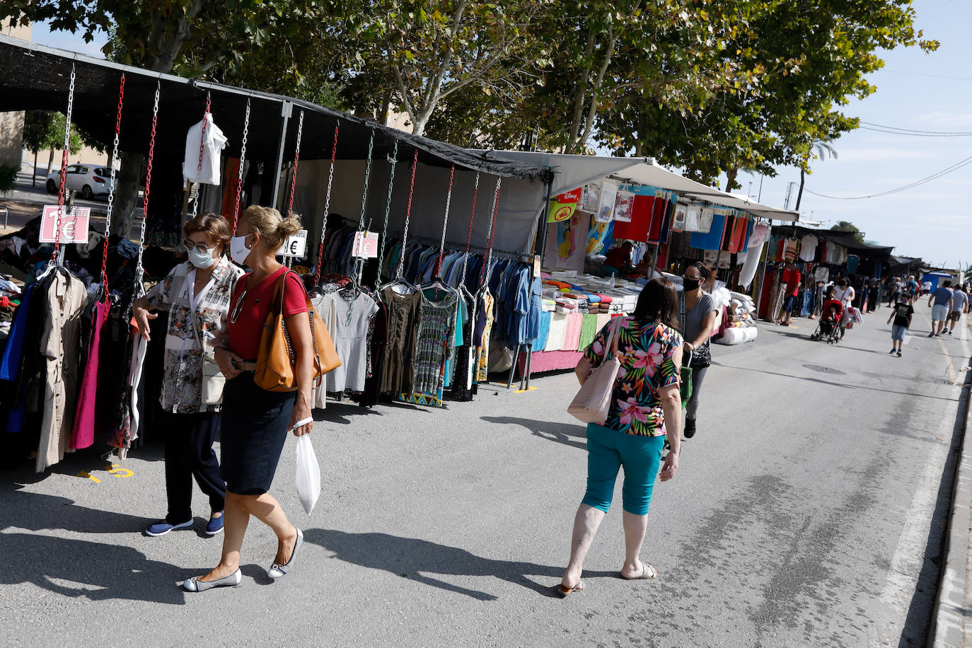 Fotos: Primer domingo del nuevo mercadillo de La Fica