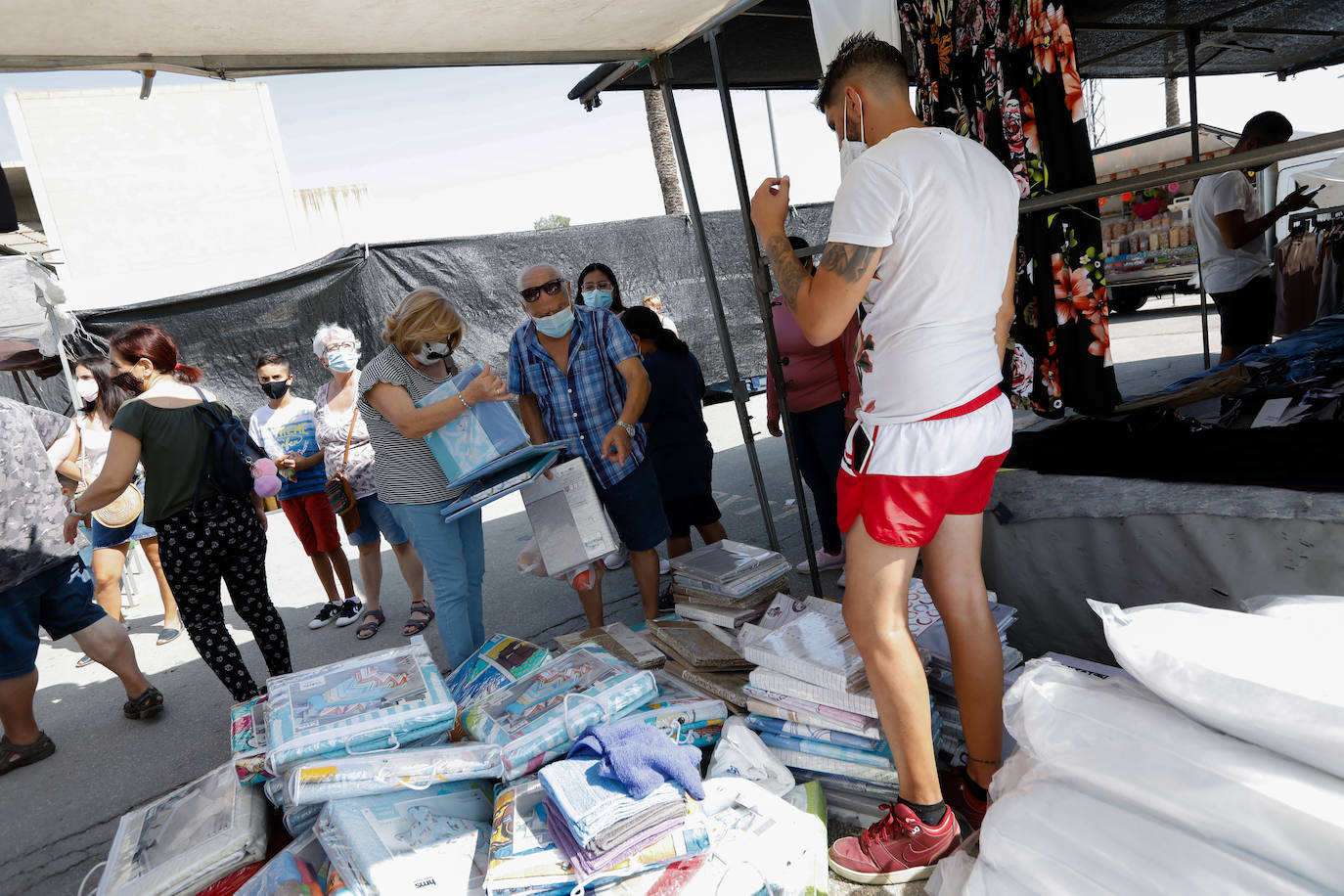 Fotos: Primer domingo del nuevo mercadillo de La Fica