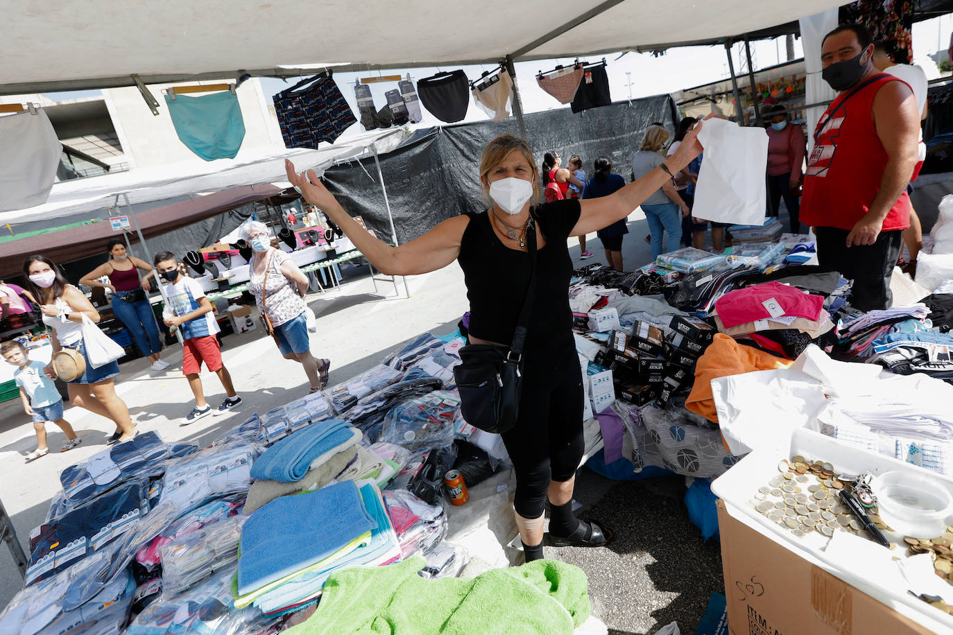 Fotos: Primer domingo del nuevo mercadillo de La Fica