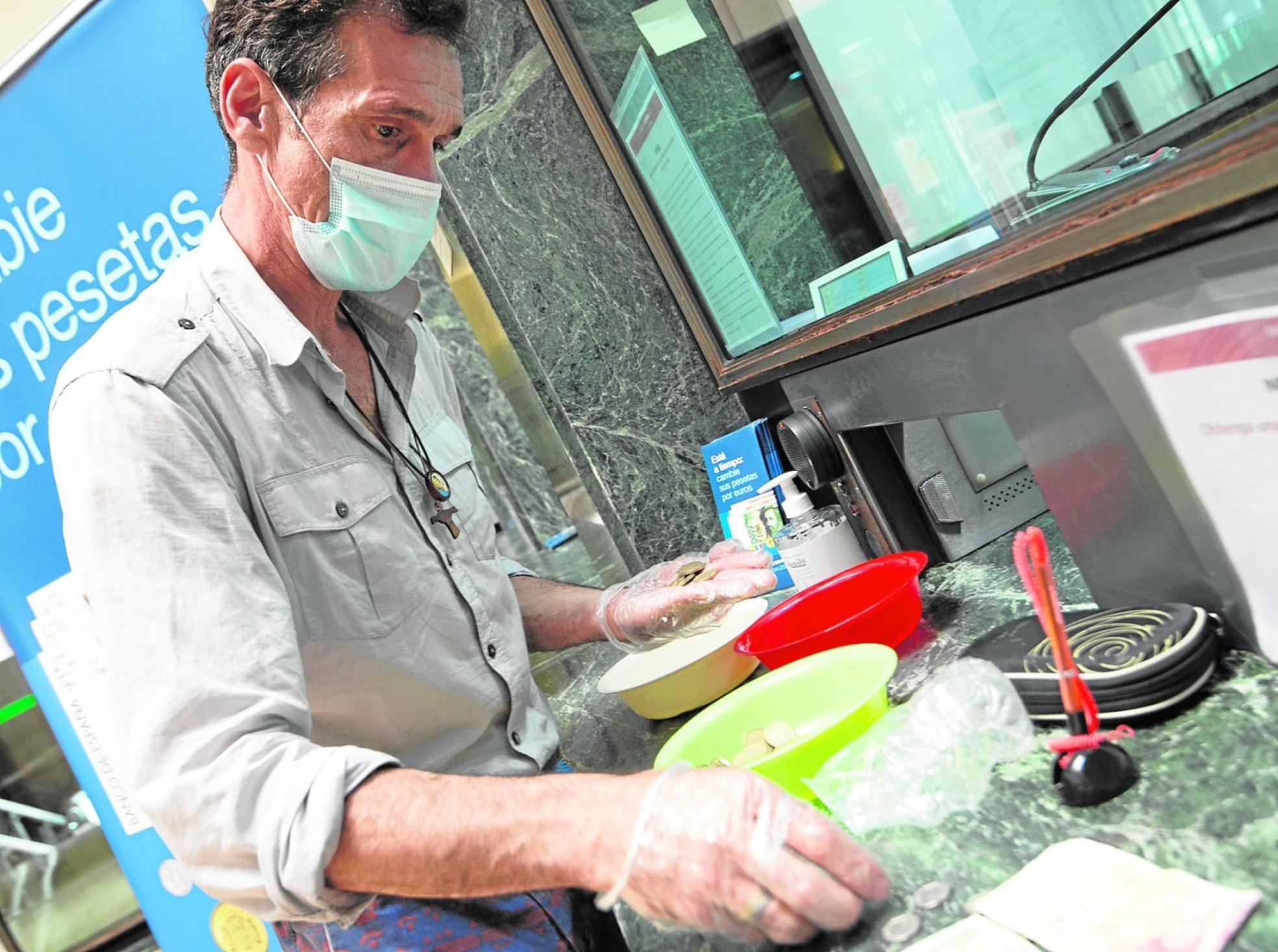 Ginés Sánchez cambia pesetas poreuros en la delegación del Banco de España en Murcia. 