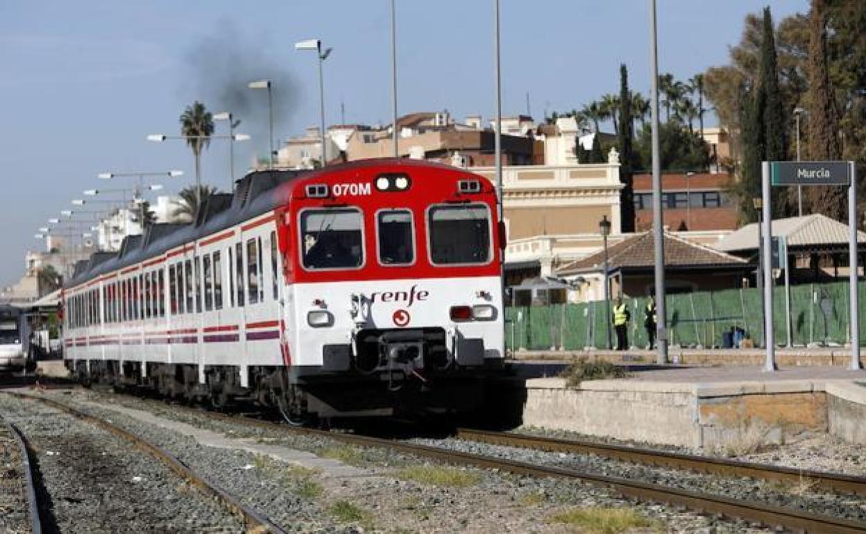 Un tren de Cercanías en la estación de El Carmen de Murcia en una foto de archivo.