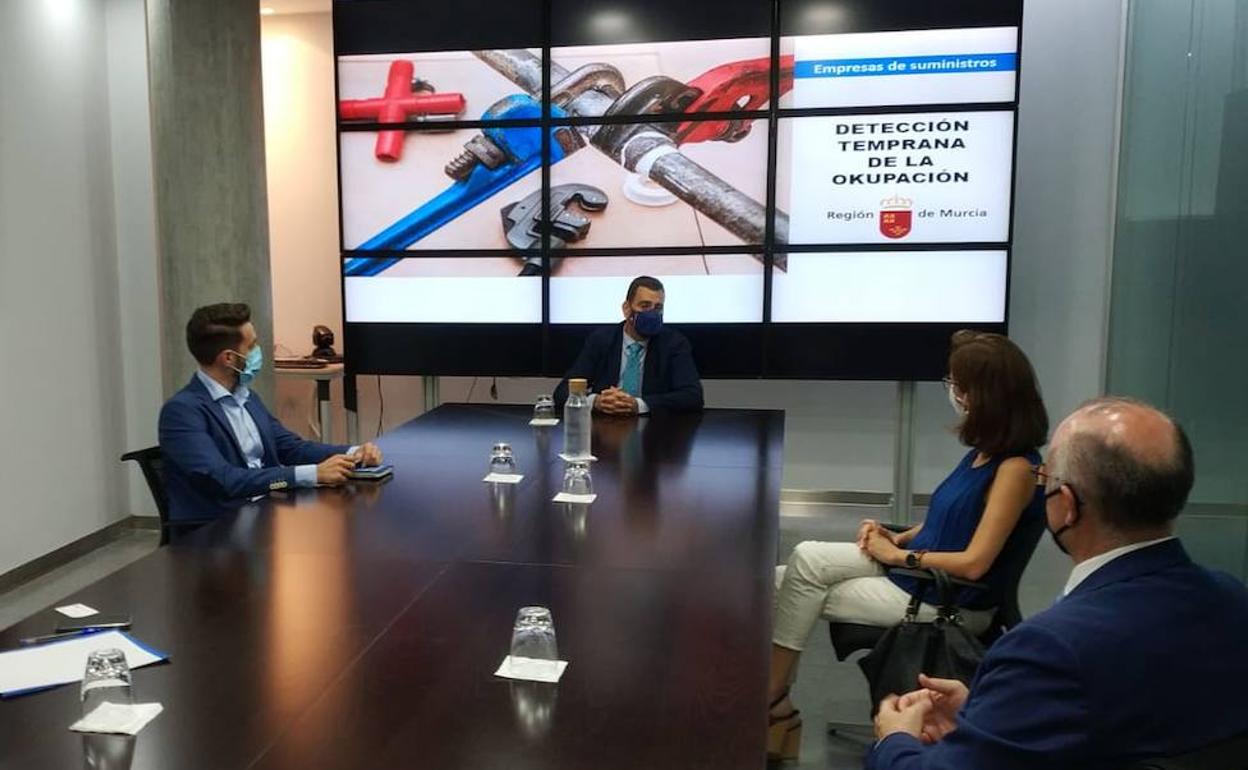 Reunión del consejero Díez de Revenga con representantes de Emuasa e Hidrogea.