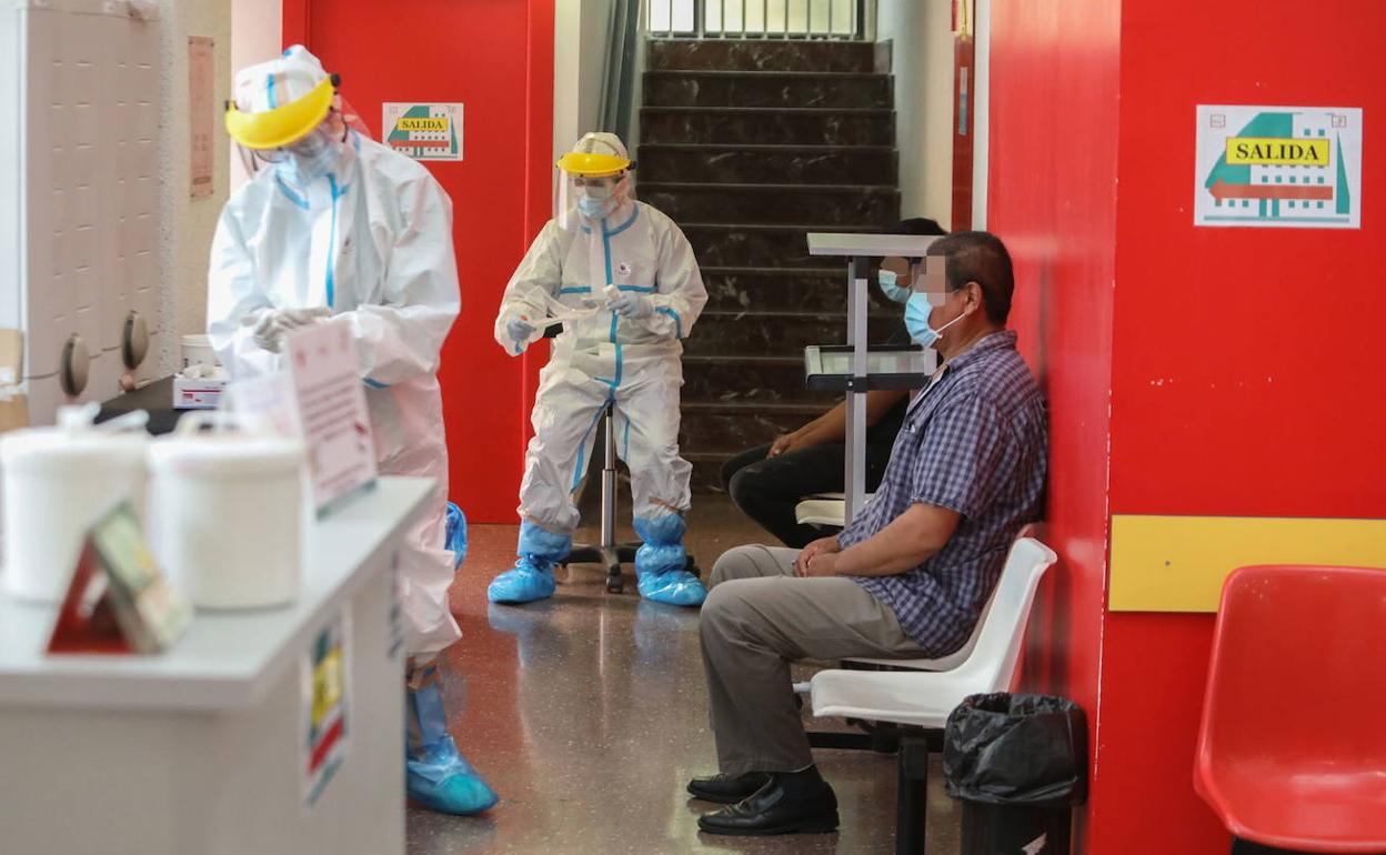 Dos sanitarios junto a dos ciudadanos en el interior del centro de salud San Diego de Lorca, este lunes.