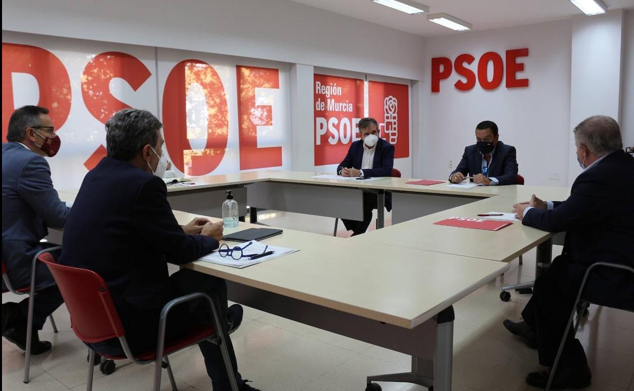 El presidente de CROEM, José Mª Albarracín (con mascarilla negra), y el secretario general del PSRM-PSOE, Diego Conesa (con mascarilla roja), al que acompañaban el secretario de Estado de Infraestructuras, Pedro Saura, y el delegado del Gobierno, José Vélez 