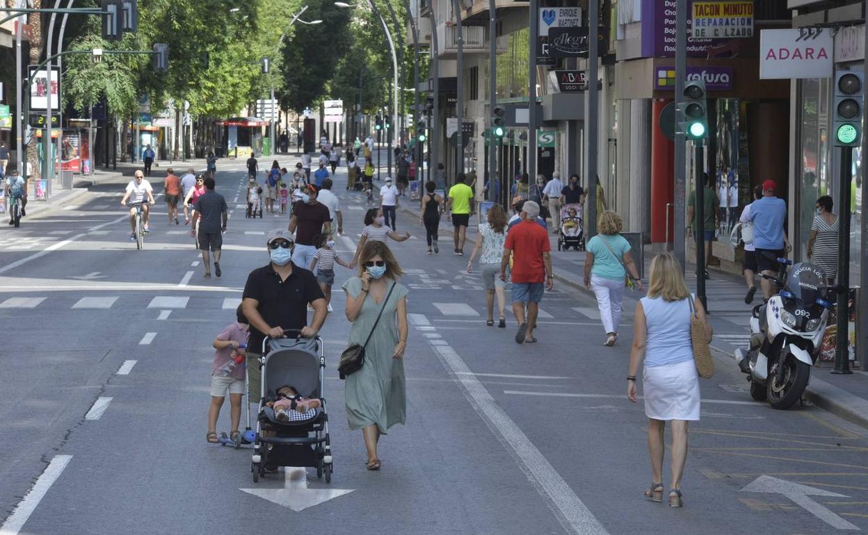 Varias familias caminan este domingo por la Gran Vía de Murcia. 