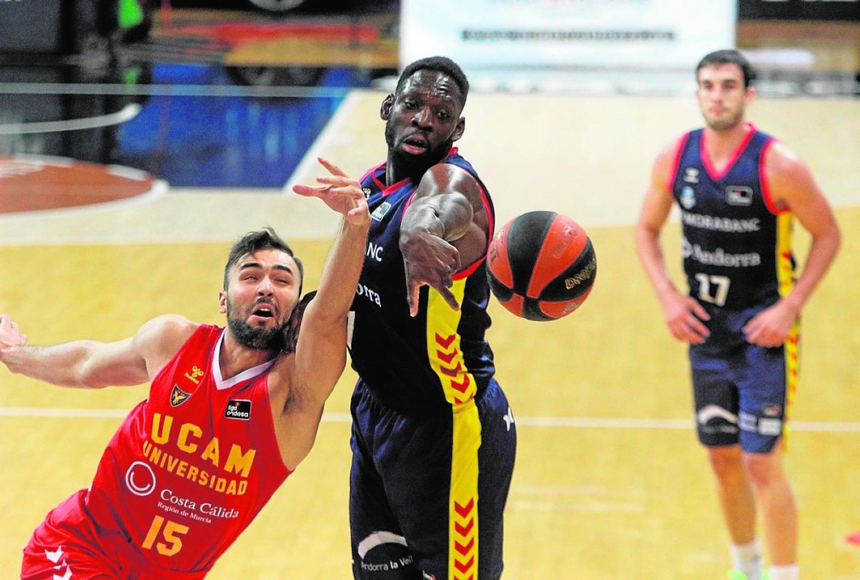 Emanuel Cate (i), ala-pívot rumano del UCAM Murcia, pugna con Olumuyiwa, del Andorra, el domingo. 