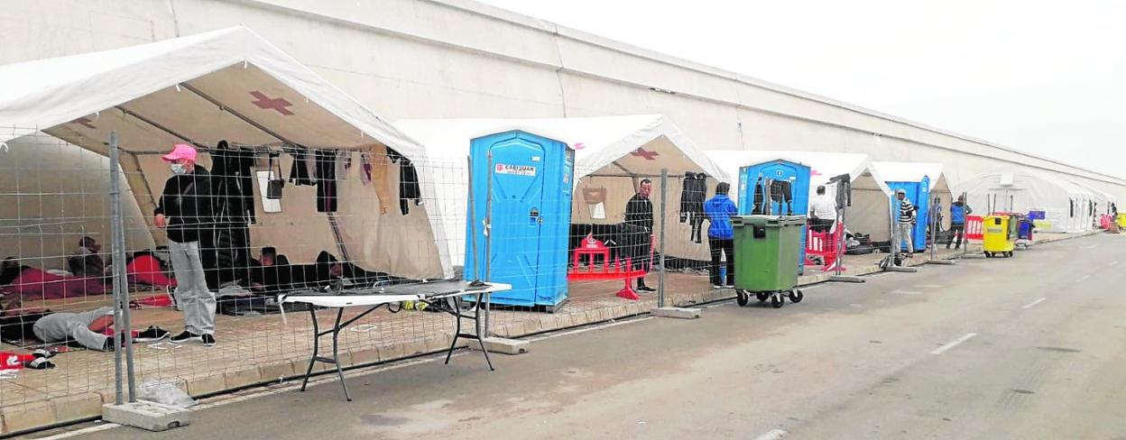 Aspecto del campamento montado en uno de los muelles de Escombreras, con decenas de inmigrantes instalados en tiendas de campaña. 