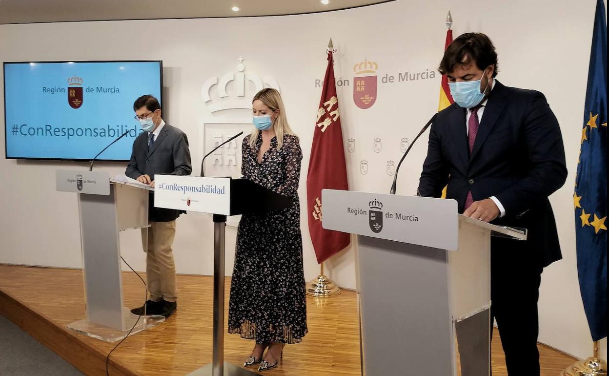 El consejero Miguel Motas junto a Ana Martínez Vidal y Manuel Villegas en la rueda de prensa posterior al Consejo de Gobierno.