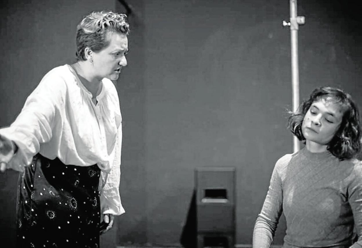 En un ensayo de la obra. 