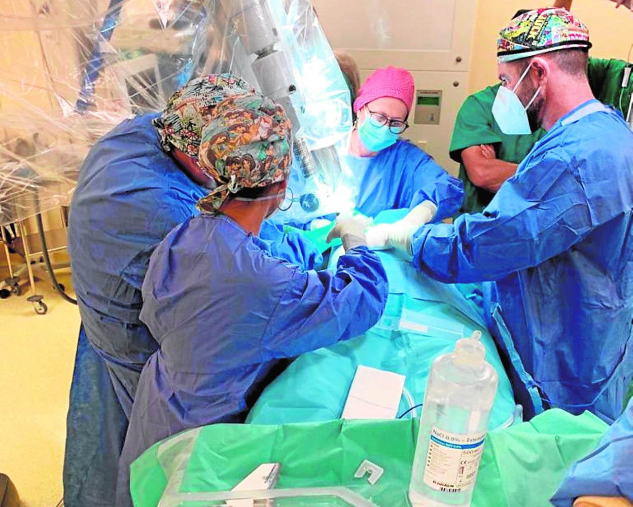 Los profesionales de Oncología Radioterápica preparan el aplicador para la radioterapia, durante la intervención a una paciente de cáncer de mama, el pasado miércoles. 