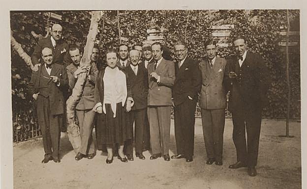 Vegue, Guerrero, Diego, Torres Bodet, Matilde Pomès, Cernuda, Sánchez Cuesta, García Lorca, Aleixandre, Esplá, Claudio de la Torre, Bergamín y Salinas, en una comida en Madrid, el 10 de abril de 1931.