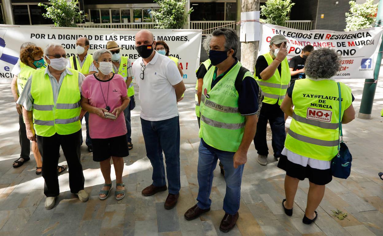Concentración de familiares de usuarios de la residencia Caser, este sábado en Murcia