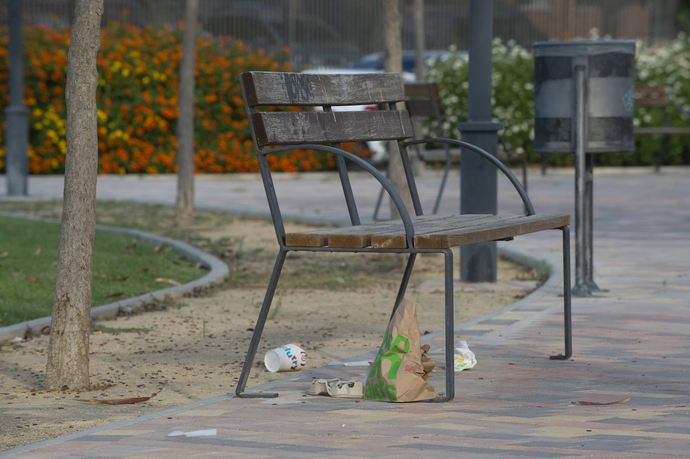 Fotos: Las calles cercanas a la Ciudad de la Justicia de Murcia se llenan de preservativos usados y suciedad