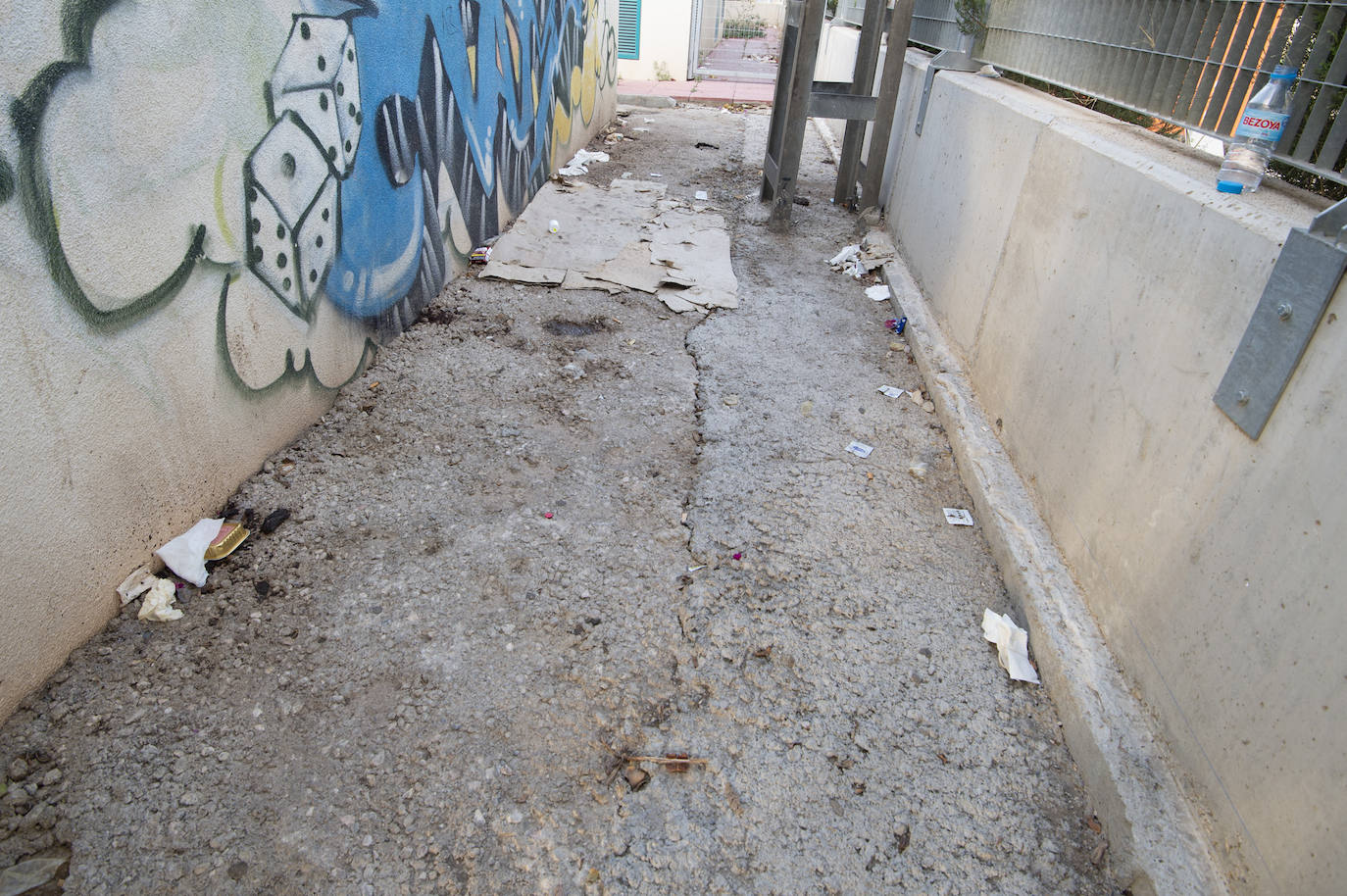 Fotos: Las calles cercanas a la Ciudad de la Justicia de Murcia se llenan de preservativos usados y suciedad