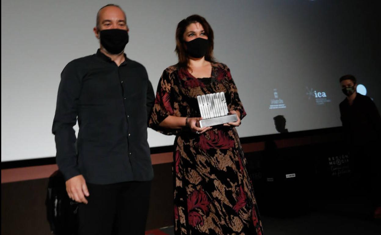 El director Óscar Martín recoge su premio.