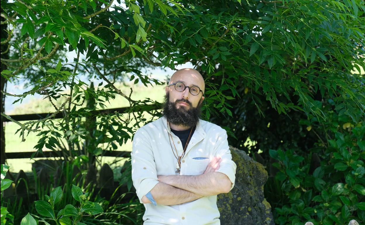 Rubén Hernández, editor de Errata Naturae, fotografiado en Liérganes (Cantabria), donde trabaja.