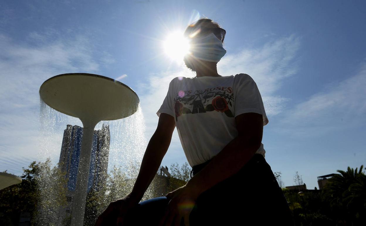 Mercedes, el viernes, delante de la fuente del jardín de las Tres Copas de Murcia.