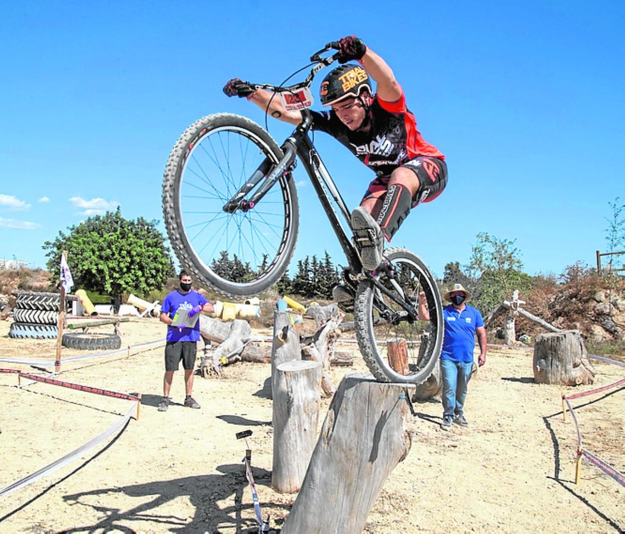 Un piloto hace maniobras, ayer, en Los Camachos. 