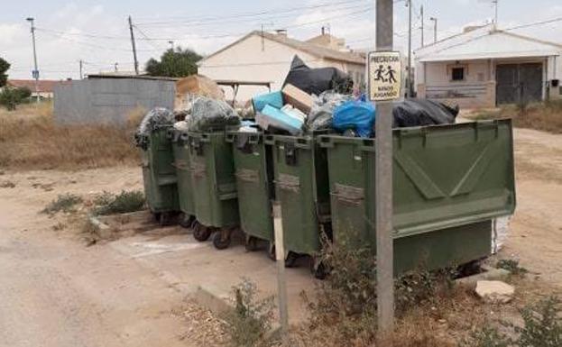 Seis contenedores de basura repletos de bolsas, en La Manchica.