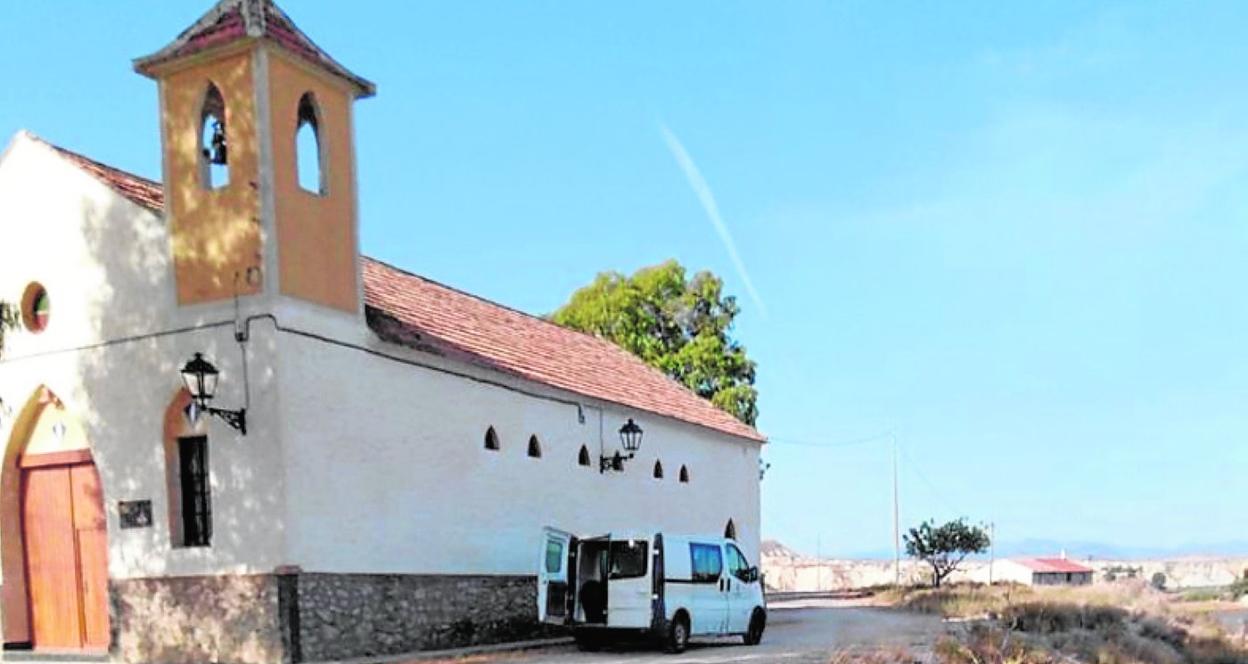 Un vehículo municipal, junto a la iglesia de Los Rodeos. 