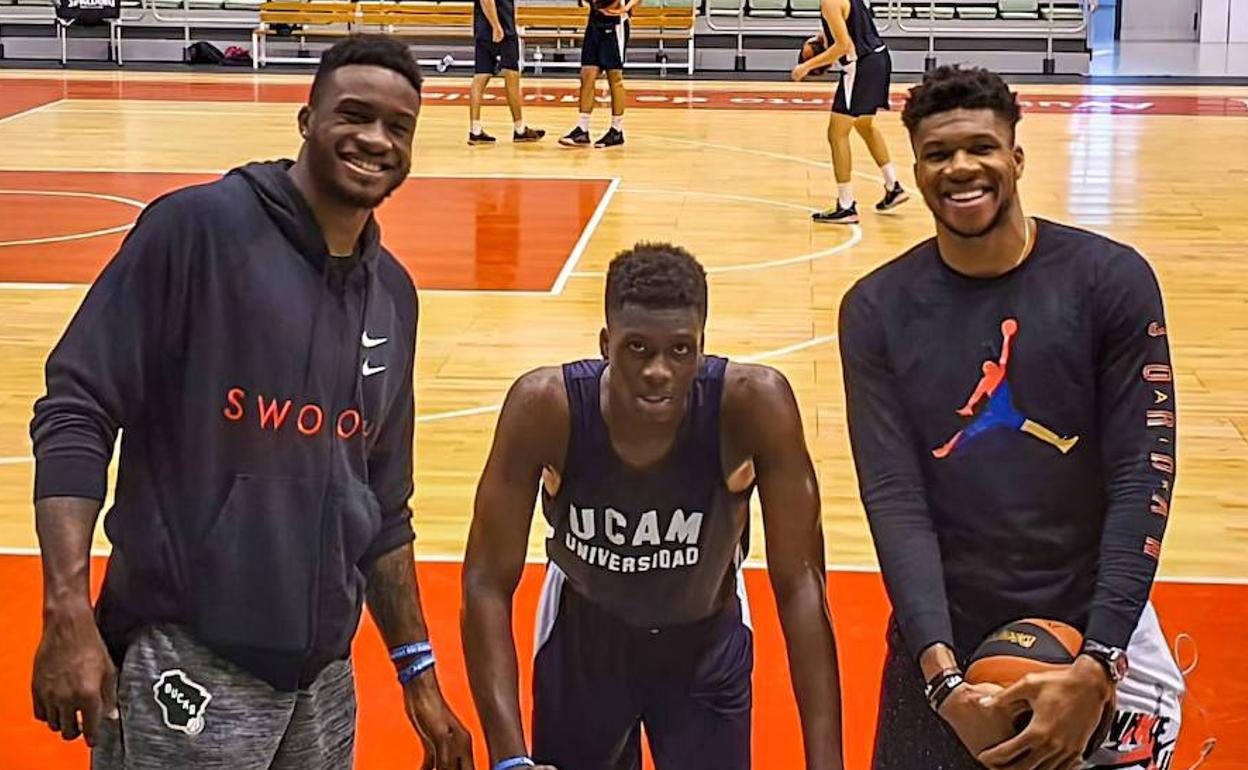 Thanasis, Alex y Giannis Antetokounmpo, este lunes, en el Palacio de los Deportes de Murcia.