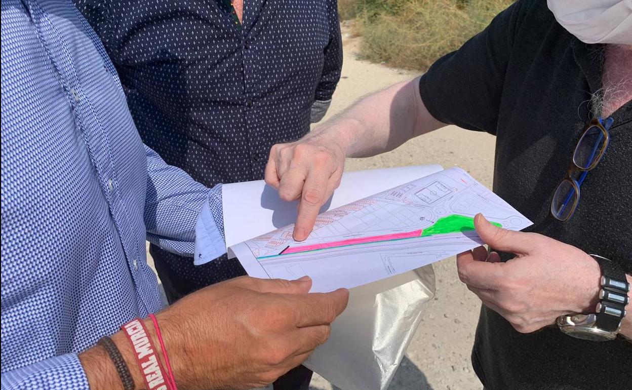 El concejal de Fomento del Ayuntamiento de Murcia, Mario Gómez (izquierda), acompañado por un técnico municipale, este lunes en la parcela donde se ubicará el aparcamiento público 'La Rueda' de La Alberca.