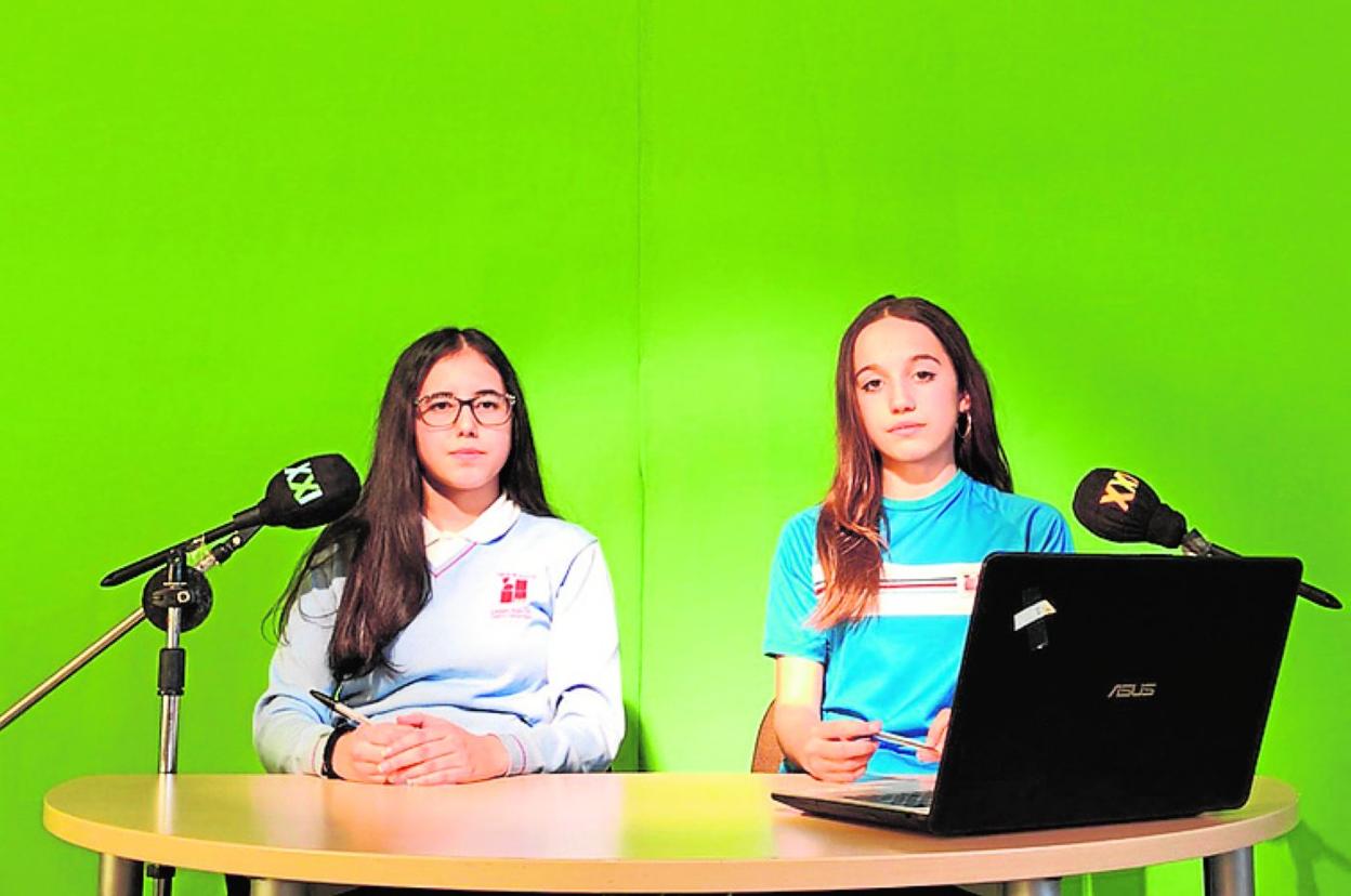 Dos chicas graban un informativo en vídeo, en otra edición. 