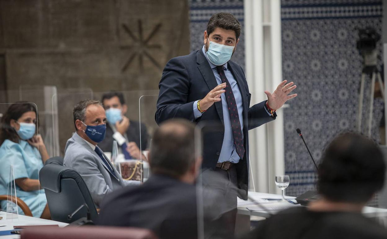 Fernando López Miras responde a Diego Conesa en un Pleno de la Asamblea, este mes de septiembre.