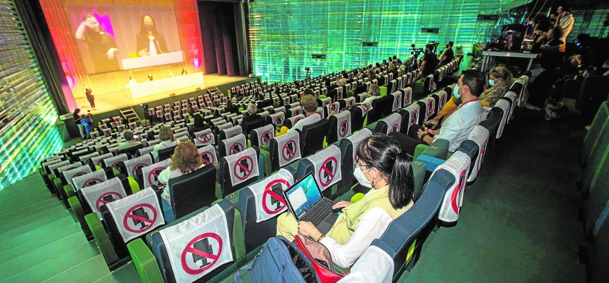 Participantes en el congreso sobre trata celebrado ayer en el auditorio El Batel, de Cartagena, guardando las distancias de seguridad. 
