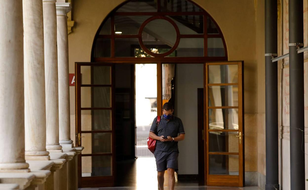 Un alumno camina por la Facultad de Derecho de Murcia en una imagen de archivo. 