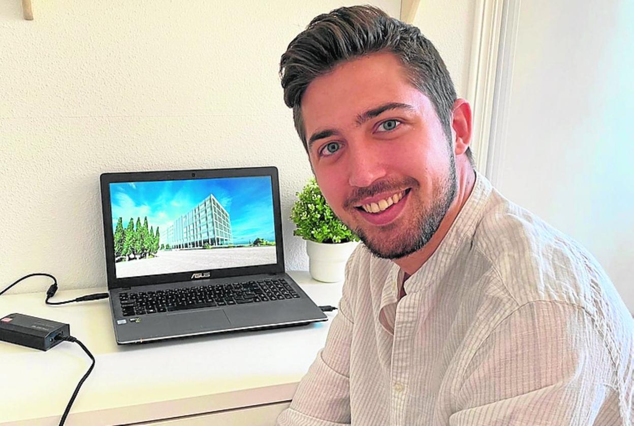 El nuevo arquitecto y una imagen de su diseño, en el ordenador. 