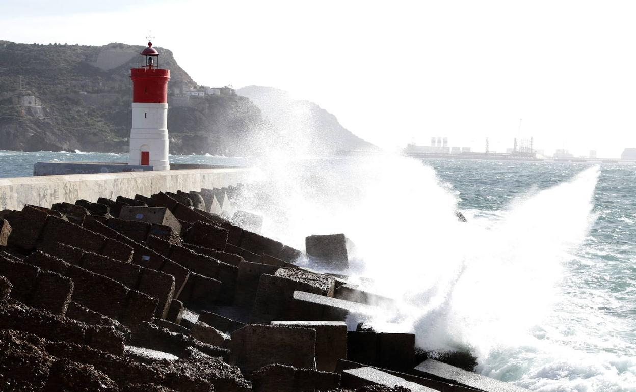 Oleaje en Cartagena, en una fotografía de archivo.