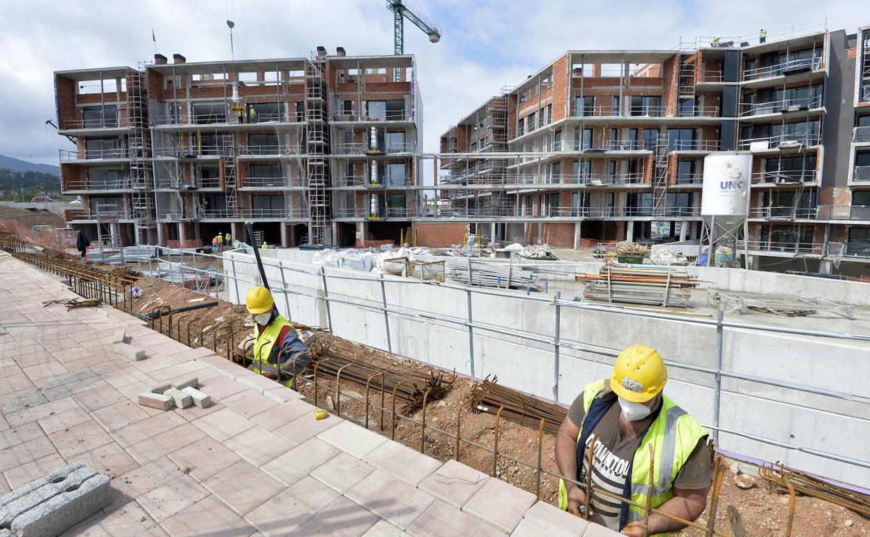 Obreros en la construcción de una vivienda de Murcia, durante el estado de alarma.