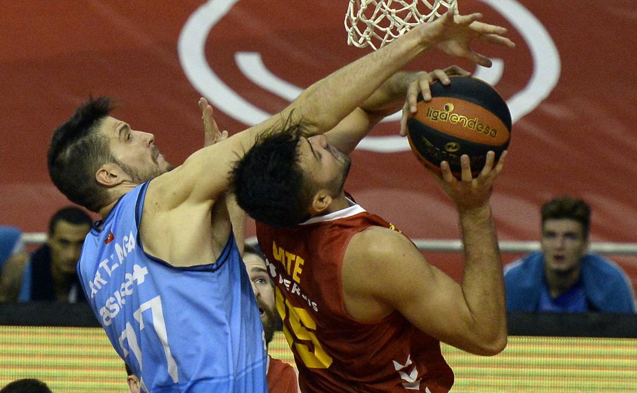 Arteaga golpea la cara de Cate, a el encuentro entre el UCAM Murcia y Estudiantes de esta temporada.