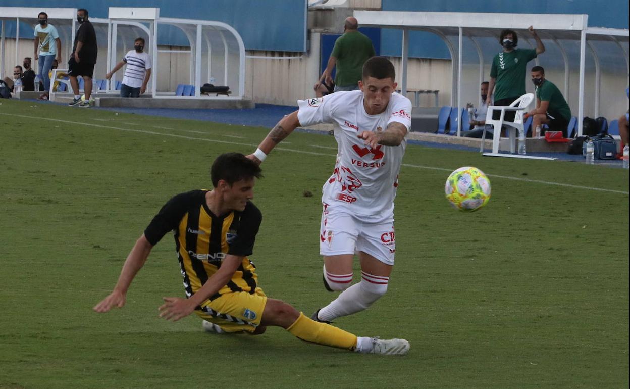 Segura, del Murcia, ante el Lorca FC. 