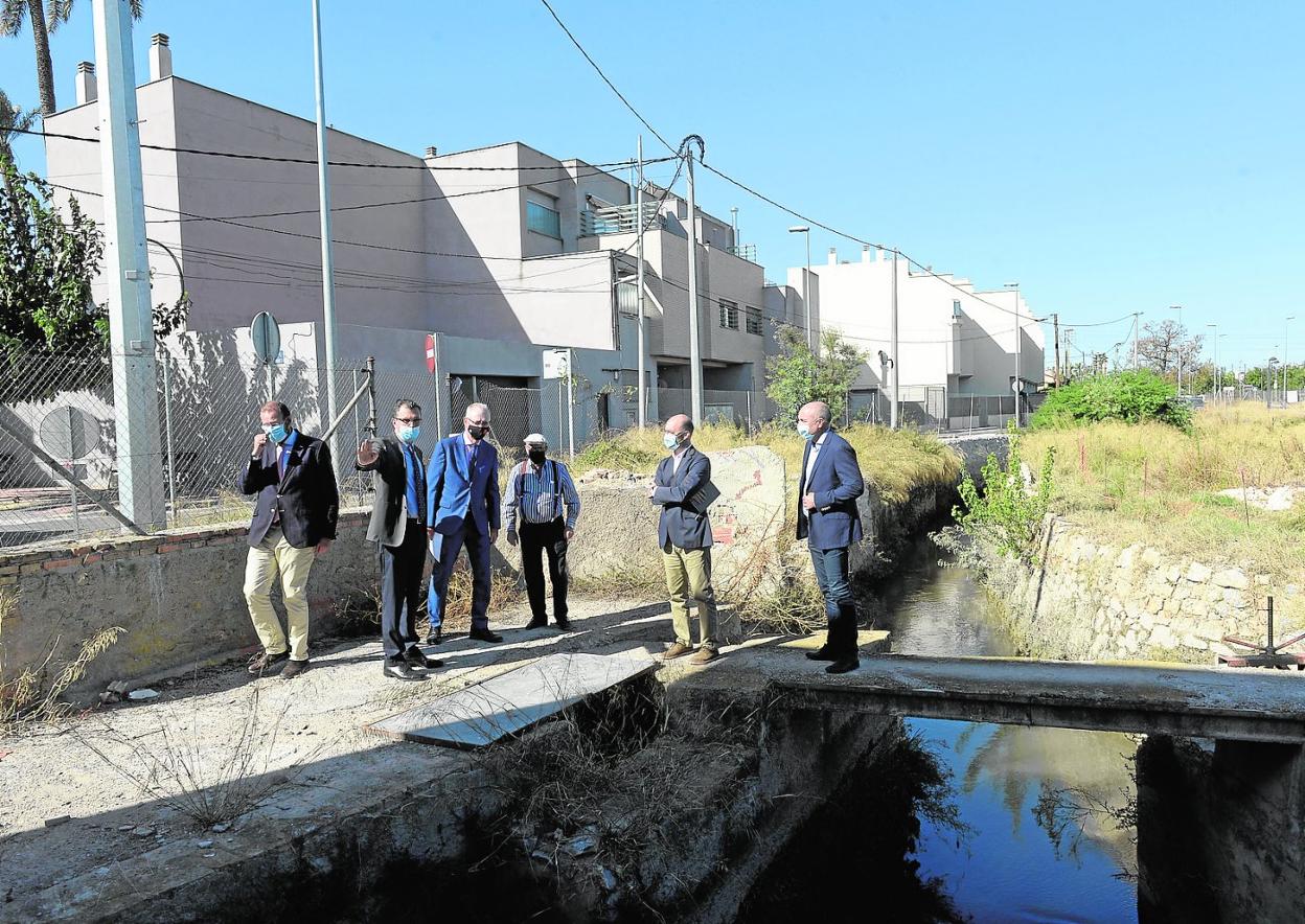 El alcalde, José Ballesta, con ediles de su equipo y representantes de los colegios de Ingenieros de Montes y de Arquitectura. 