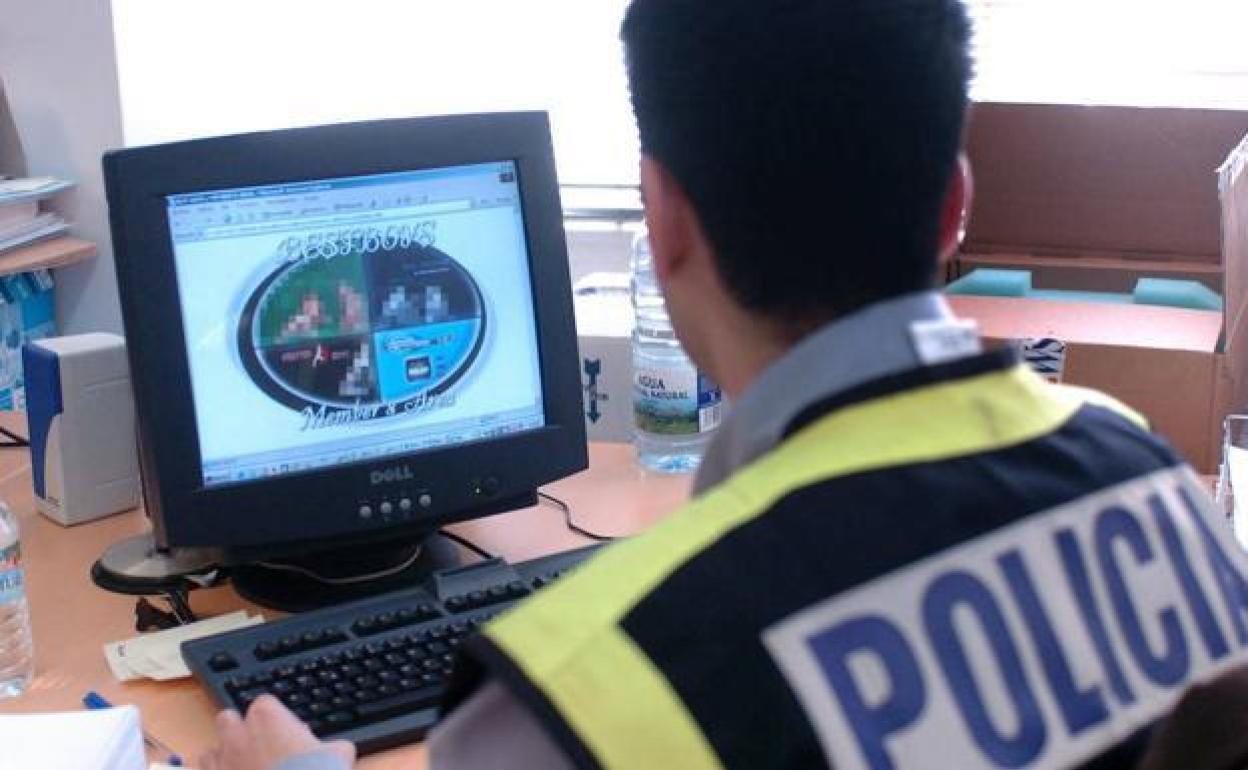 Un agente de policía inspecciona una web de internet vinculada a la distribución de pornografía infantil en una iamgen de archivo. 