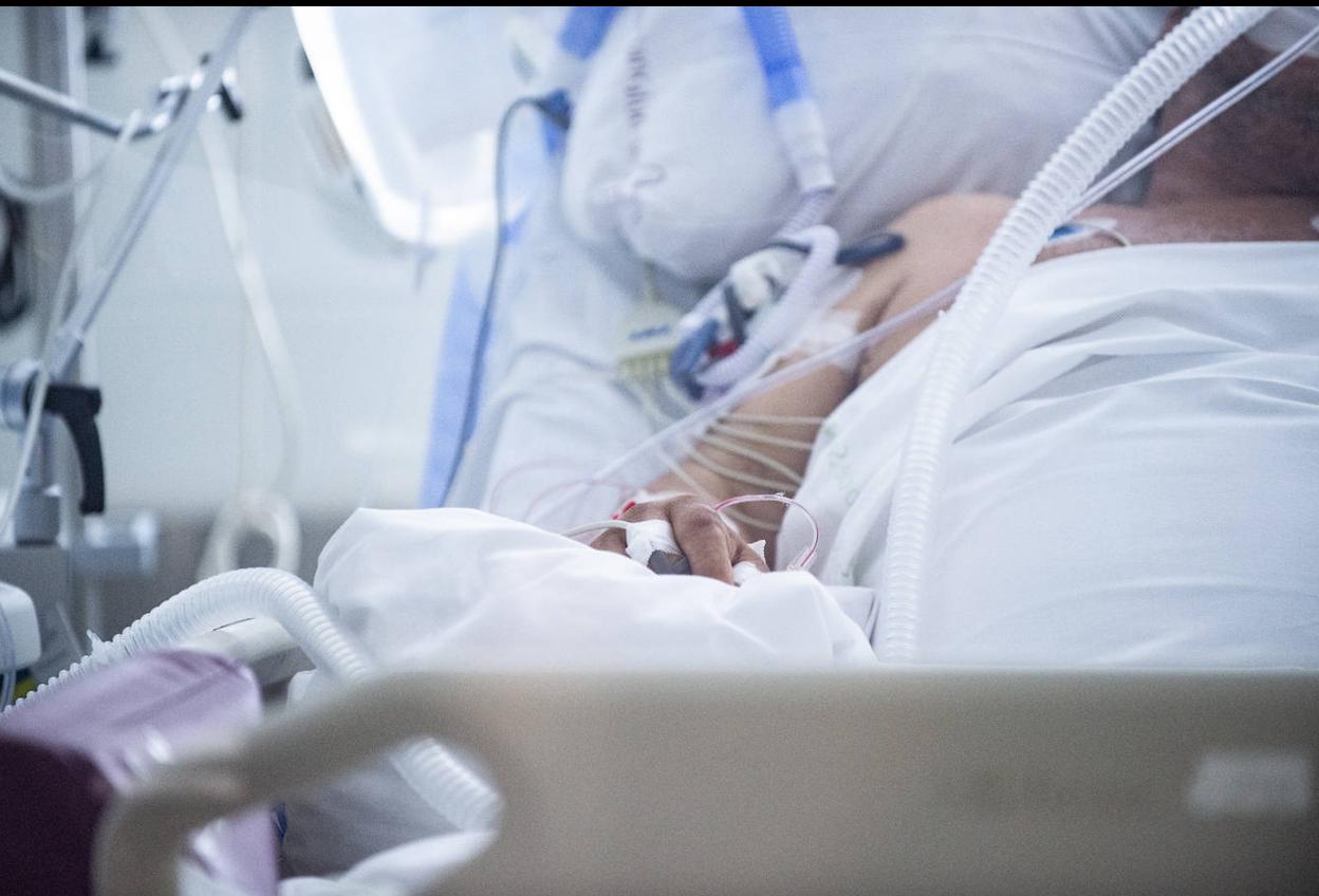 Un paciente Covid en la UCI del Reina Sofía la semana pasada. 