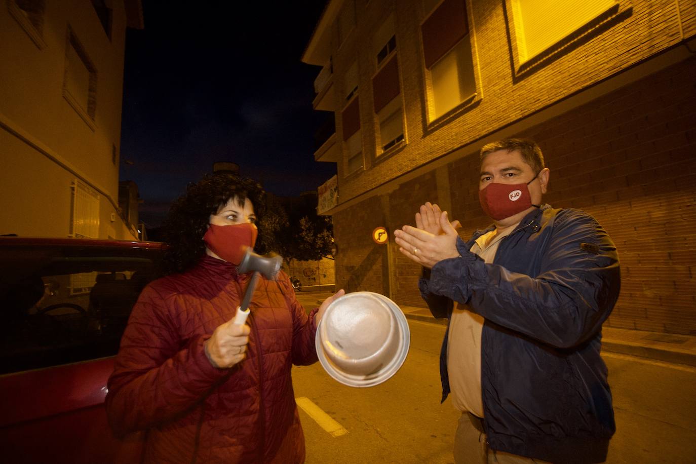 Fotos: Cacerolada en Torreagüera contra varios grupos de okupas