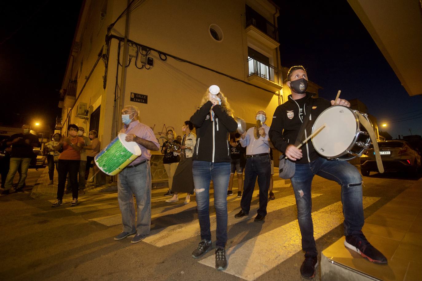 Fotos: Cacerolada en Torreagüera contra varios grupos de okupas