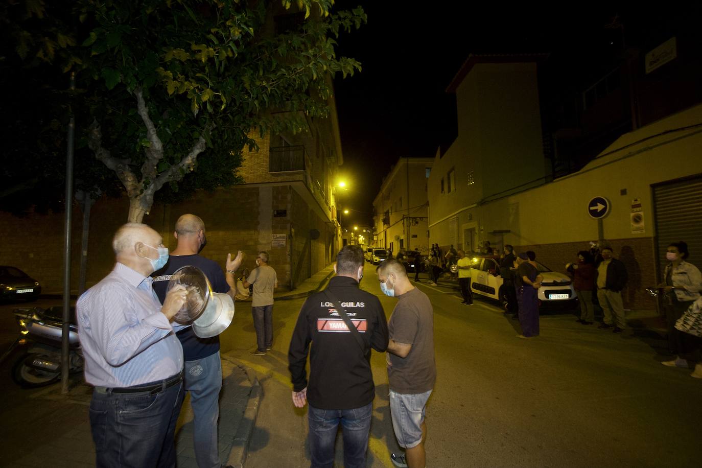 Fotos: Cacerolada en Torreagüera contra varios grupos de okupas