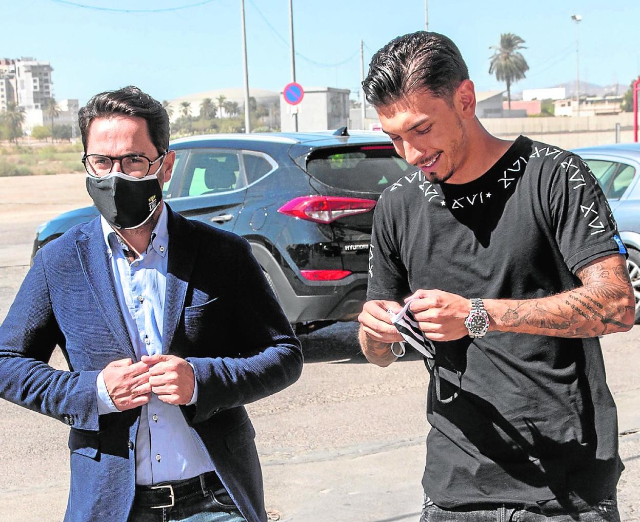 Paco Belmonte y Rhyner, ayer, camino de la sala de prensa del estadio Cartagonova. 